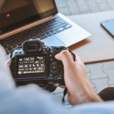 Kamera und Laptop